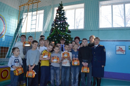 Воспитанники школы–интерната города Грязи получили подарки от следователей